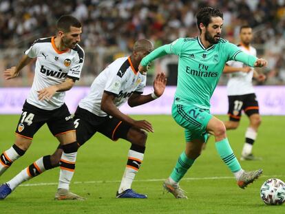 Isco  conduce el balón ante Gayá y Kondogbia.