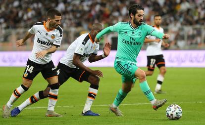 Isco  conduce el balón ante Gayá y Kondogbia.