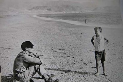 Lennon, en la playa de Carboneras.