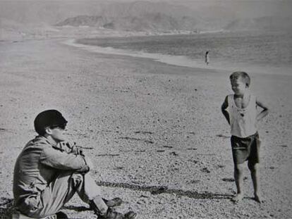 Lennon, en la playa de Carboneras.