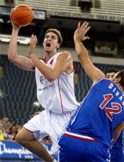 Gasol entra a canasta ante Divac.