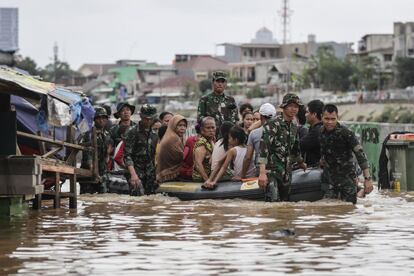 Personal militar evacúa una zona inundada en Yakarta, Indonesia, este jueves.