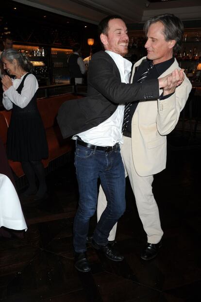 Los actores Michael Fassbender y Viggo Mortensen, en la fiesta tras el estreno de su película 'Un método peligroso". Los compañeros de reparto mostraron su sintonía durante el evento celebrado en un restaurante en Londres (2012).