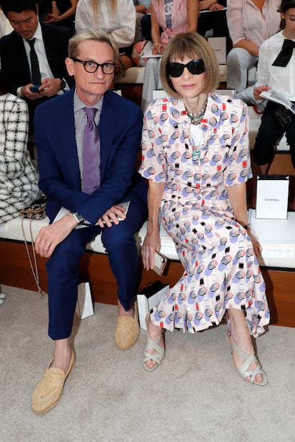 'La mujer que podría tener todos los zapatos del mundo solo tiene un par", titulaba 'Glamour' a propósito de la fidelidad de Anna Wintour a las sandlias de tiras de Manolo Blahnik que no se quita a no ser que bajen mucho las temperaturas.