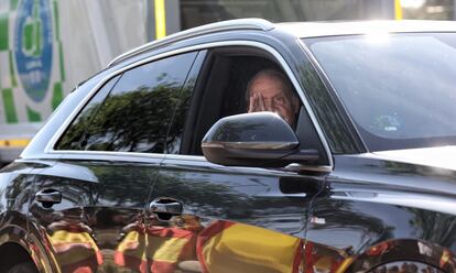 El rey emérito, a su llegada a encuentro con el rey Felipe VI, en el Palacio de la Zarzuela.