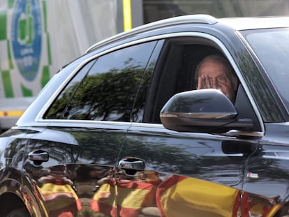 El rey emérito, a su llegada a encuentro con el rey Felipe VI, en el Palacio de la Zarzuela.