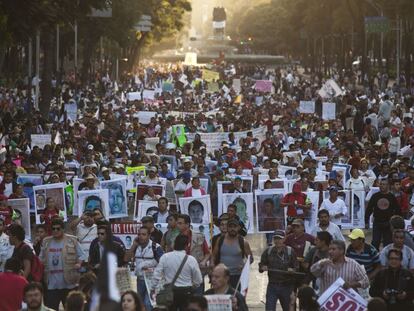 Miles de estudiantes en Ciudad de México en solidaridad con los alumnos de la escuela de Ayotzinapa  desaparecidos.