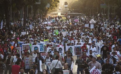 Miles de estudiantes en Ciudad de México en solidaridad con los alumnos de la escuela de Ayotzinapa  desaparecidos.