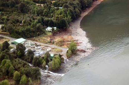 Una imagen aérea de la playa donde las olas destruyeron depósitos y parte de los árboles autóctonos. Al menos 10 personas se reportan como víctimas fatales de este sismo que afectó Puerto Aysén, al sur de Chile