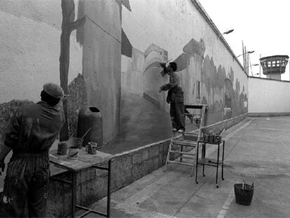 Fotografía de archivo de dos presos de Basauri pintando un mural en el patio de la prisión.
