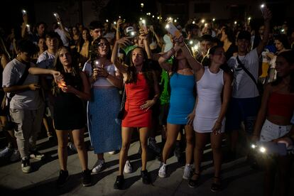 Asistentes a un concierto en la verbena de un pueblo español en verano de 2022. 
