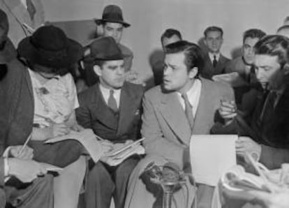 Fotografía facilitada por TVE que muestra al actor y director Orson Welles durante la rueda de prensa que ofreció el 31 de octubre de 1938 para explicar la emisión de "La guerra de los mundos". EFE/Archivo