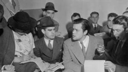 Fotografía facilitada por TVE que muestra al actor y director Orson Welles durante la rueda de prensa que ofreció el 31 de octubre de 1938 para explicar la emisión de "La guerra de los mundos". EFE/Archivo