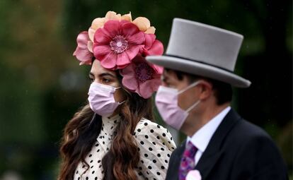 Chisteras y sombreros con mascarillas discretas en Ascot.