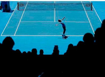 Roger Federer saca durante el partido contra Santoro.