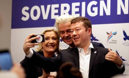 El ultraderechista checoTomio Okamura (a la derecha) junto a Marine Le Pen y el holandés Geert Wilders este jueves en Praga. 