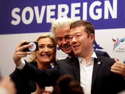 El ultraderechista checoTomio Okamura (a la derecha) junto a Marine Le Pen y el holandés Geert Wilders este jueves en Praga. 