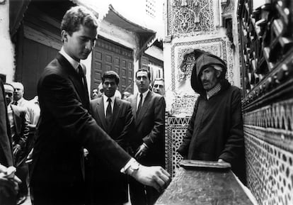 30 de septiembre de 1990. El príncipe Felipe durante una visita a la medina de Fez.