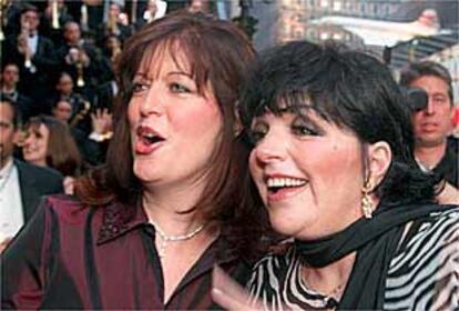 La actriz Liza Minelli, junto a la cantante Ann Hampton.