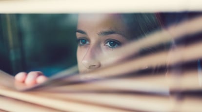 <p>Existen formas de potenciar nuestro cerebro. Leer libros, jugar al ajedrez, aprender idiomas e incluso salir con los amigos son algunas de <a href="https://elpais.com/elpais/2018/07/24/album/1532414692_513873.html" target="_blank">las actividades de ocio que nos ayudan a mejorar nuestra memoria</a>. También hay <a href="https://elpais.com/elpais/2016/09/09/fotorrelato/1473421867_650888.html" target="_blank">alimentos como los vegetales de hojas verdes, las bayas o las legumbres que ayudan a potenciarla</a>. Pero, ¿qué podemos hacer si lo que queremos es olvidar?</p> <p>Para hacerlo, a veces, <strong>tendemos a evitar lugares y objetos que están relacionados con ese recuerdo</strong>. Cafeterías que hemos visitado con personas que ya no forman parte de nuestra vida o regalos que nos hicieron. Esto es un error, asegura el psicólogo experto en gestión de la tristeza <a href="https://enequilibriomental.net/" rel="nofollow" target="_blank">Jesús Matos</a>. Al contrario de lo que podríamos pensar, "es necesario asimilar las emociones asociadas al mal recuerdo para que desaparezcan", aclara Matos y recomienda "atraer a la memoria recuerdos positivos hará que la ausencia sea ligeramente menos pesada". Aquí cuatro pasos para empezar a olvidar ya.</p>