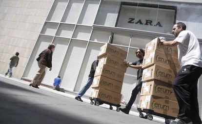 Empleados de Zara ultiman lo preparativos ante la apertura de la nueva tienda en San Sebastián.