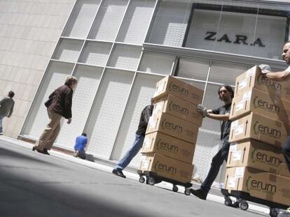 Empleados de Zara ultiman lo preparativos ante la apertura de la nueva tienda en San Sebastián.