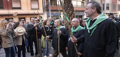 Un grupo de ciudadanos protesta al paso de Alberto Fabra en la Romer&iacute;a de les Canyes.