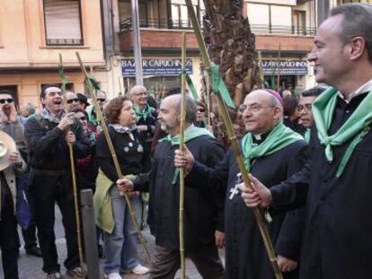 Un grupo de ciudadanos protesta al paso de Alberto Fabra en la Romer&iacute;a de les Canyes.