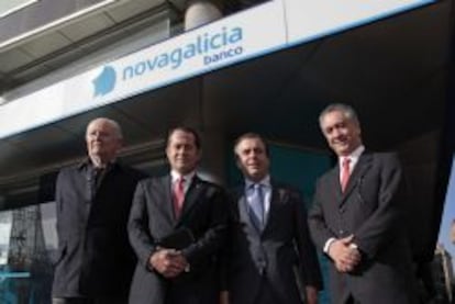 l presidente de Banesco, Juan Carlos Escotet (2i), acompa&ntilde;ado por el presidente del Banco Etcheverr&iacute;a, Javier Etcheverr&iacute;a (i) y su consejero delegado Francisco Botas (2d), los que ser&aacute;n respectivamente el presidente y consejero delegado de la entidad que surgir&aacute; de la compra de Novagalicia Banco por parte del banco venezolano, durante la visita de las oficinas de A Coru&ntilde;a.