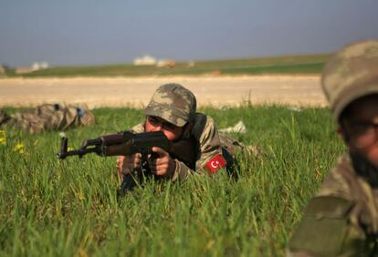 Un grupo de combatientes sírios participan en un entrenamiento en un cuartel militar, al norte de la ciudad siria de Manbij.