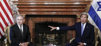El primer ministro israel&iacute;, Benjam&iacute;n Netanyahu (izquierda), y el secretario de Estado de EE UU, John Kerry, ayer en Roma