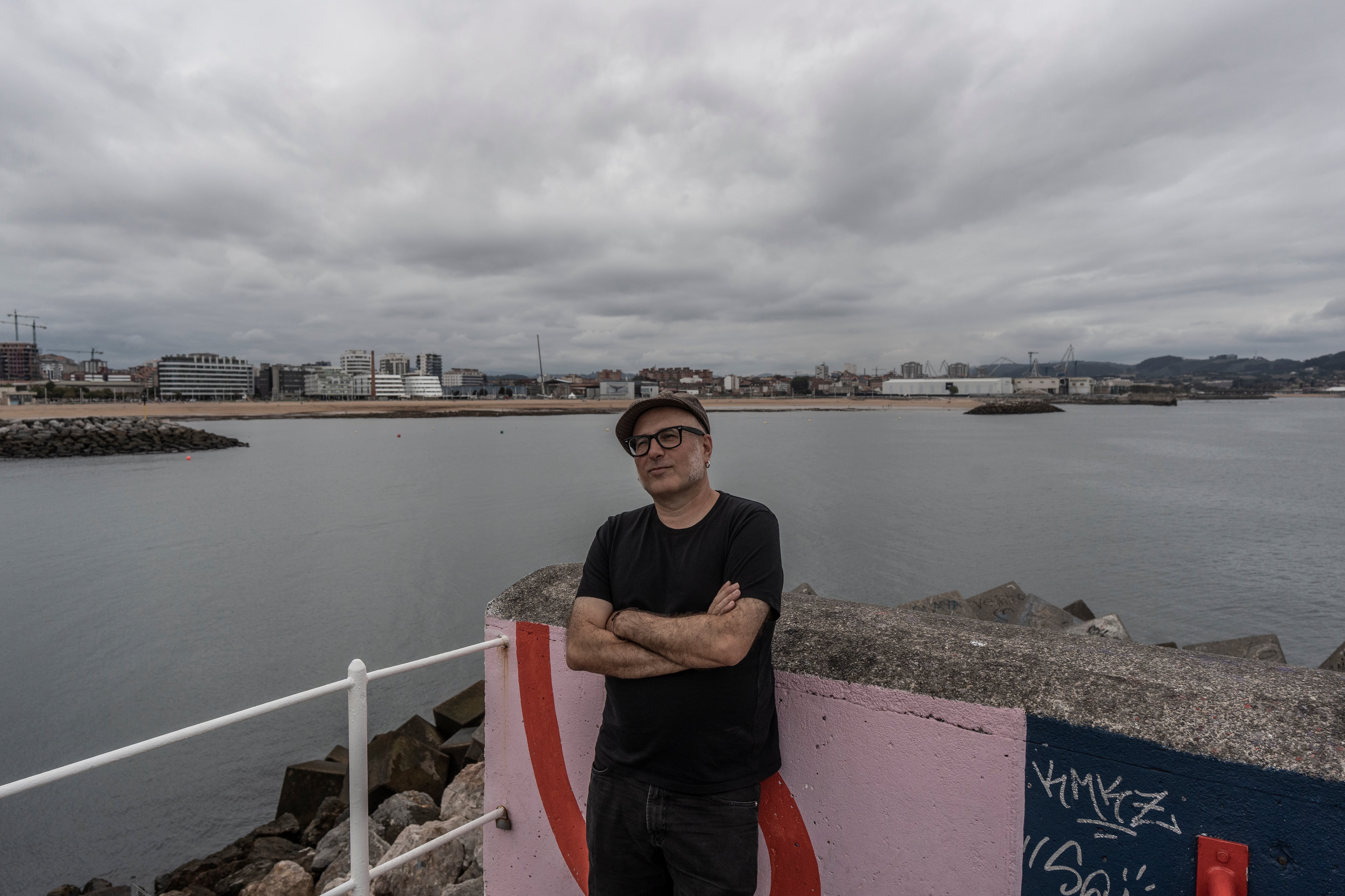 El dibujante Javier Rodríguez, en Gijón.