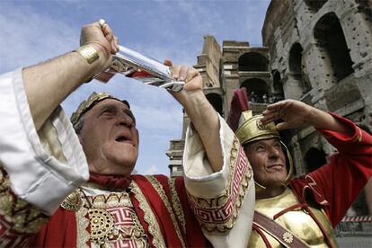 Un par de actores disfrazados de gladiador y emperador de la Antigua Roma observan el eclipse en la capital italiana.