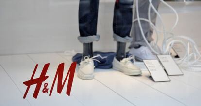Detalle de un escaparate de una tienda de H&M.