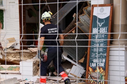 A firefighter passes the entrance to the collapsed building in Playa de Palma on May 24. 