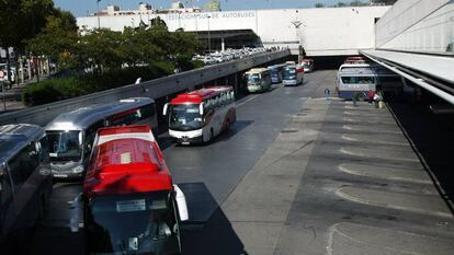 Autobuses de distintas empresas en la Estación Sur de Madrid.  