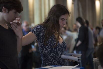 Una parella espera el seu torn per votar al col·legi electoral instal·lat a l'edifici històric de la Universitat de Barcelona.