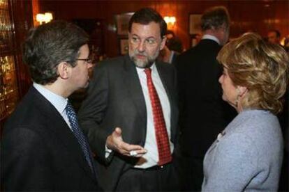 El líder del PP, Mariano Rajoy, flanqueado por Ángel Acebes y Esperanza Aguirre, en el Fórum Europa.