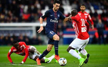 Pastore maniobra ante dos defensas del Nancy.