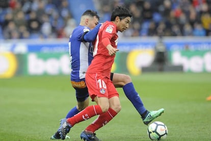 Monir y Gaku, se disputan el balón.