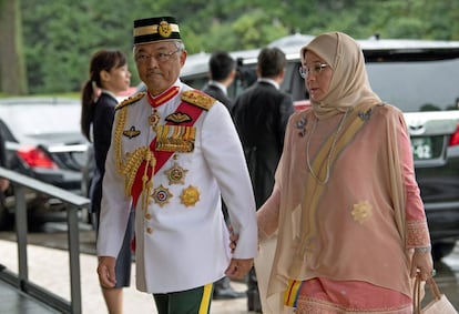 El sultán de Malasia, Abdullah Sultan Ahmad Shah, y la reina, Tunku Azizah Aminah Maimunah, a su llegada a palacio.