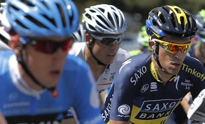 Contador, con el pinganillo en la oreja derecha.