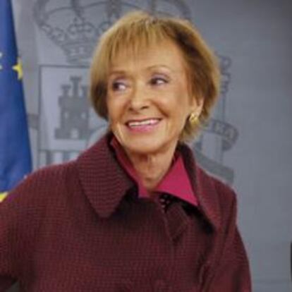 La vicepresidenta primera del Gobierno, María Teresa Fernández de la Vega, durante la rueda de prensa posterior a la reunión del Consejo de Ministros celebrada hoy en el Palacio de la Moncloa.