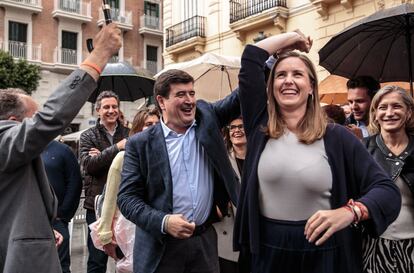 El cabeza de lista de Ciudadanos en las elecciones municipales de Valencia, Fernando Giner, baila con la diputada del Congreso de los Diputados Melisa Rodríguez durante el último mitin de su partido en la ciudad del Turia antes de los comicios del próximo domingo.