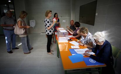 Una mesa electoral en el instituto Beatriz Galindo de Madrid.