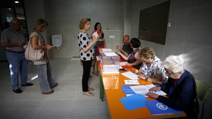 Una mesa electoral en el instituto Beatriz Galindo de Madrid.