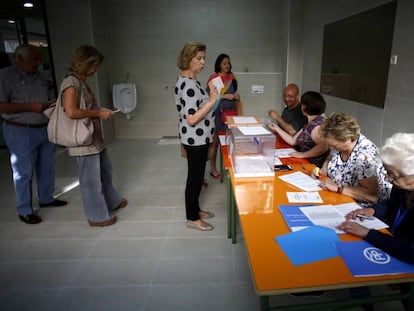 Una mesa electoral en el instituto Beatriz Galindo de Madrid.