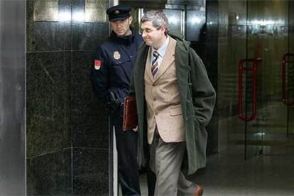 El director del Archivo General de la Guerra Civil, Miguel Ángel Jaramillo, sale ayer de la Audiencia Nacional.