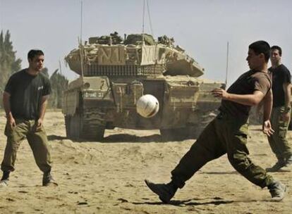 Soldados israelíes juegan al fútbol en el paso de Kissufim, en la frontera con la franja de Gaza, tras la entrada en vigor de la tregua.