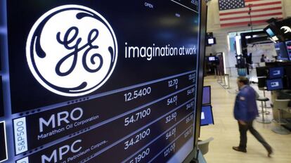 Símbolo de General Electric en monito de Wall Street